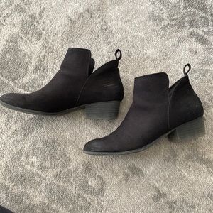AMERICAN EAGLE Black Ankle Booties